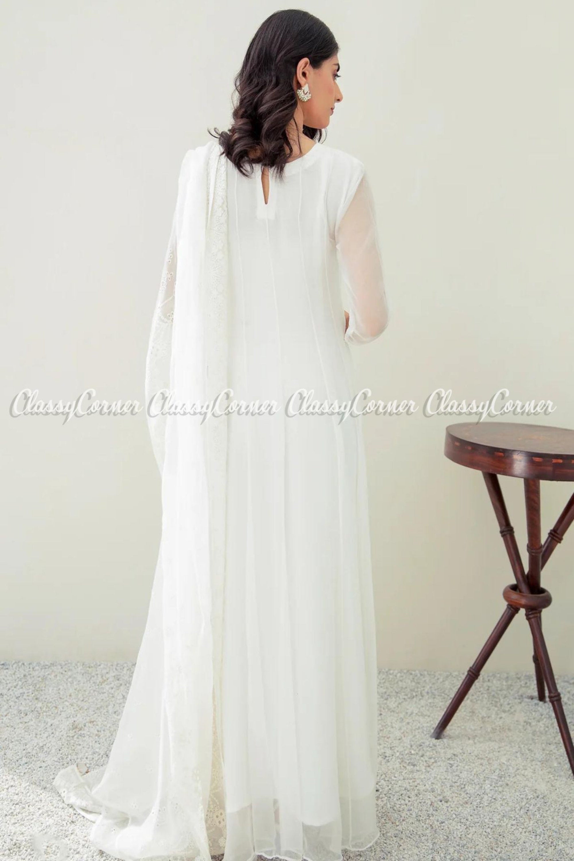 𝘛𝘩𝘪𝘴 𝘨𝘪𝘳𝘭 𝘥𝘰𝘦𝘴 𝘪𝘵 𝘢𝘭𝘭 🇸🇦 on Instagram: “🤍🤍🤍” | Pakistani  white dress, Combination dresses, Pakistani women dresses